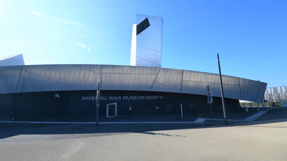 https://www.hills.agency/content/uploads/2021/02/Salford-quays-and-media-city-amenities-2-960x540-1.jpg