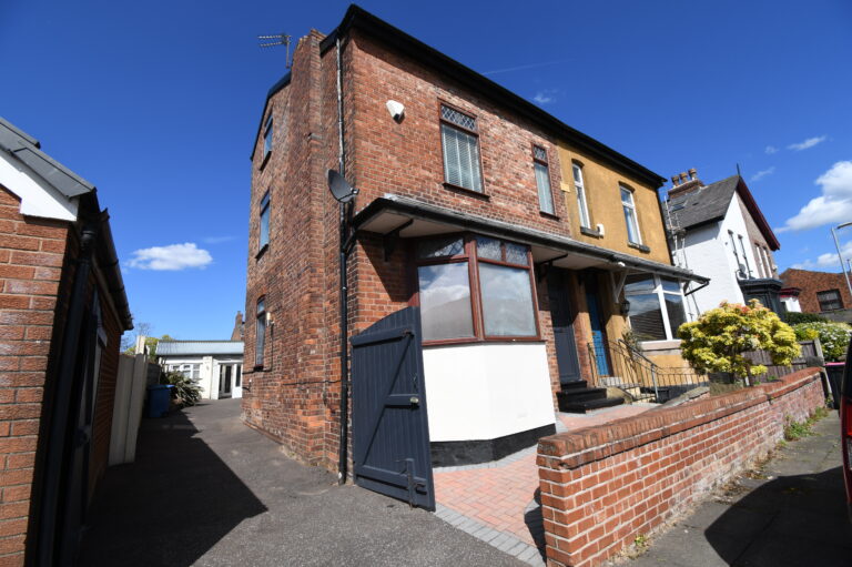 Lynwood Avenue, Eccles, M30