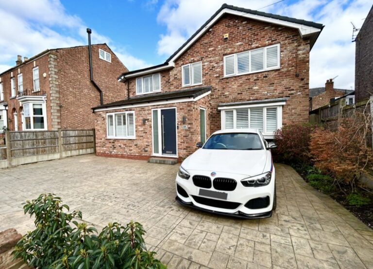 Oak Road, Sale, M33