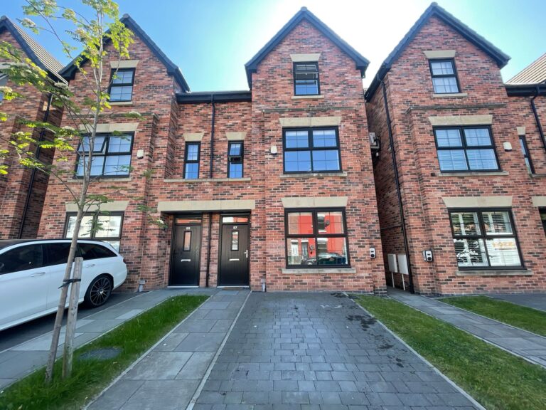 Lansdowne Road, Eccles, M30