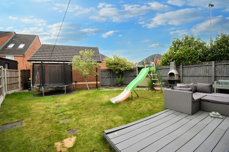 Roseway Avenue, Cadishead, M44