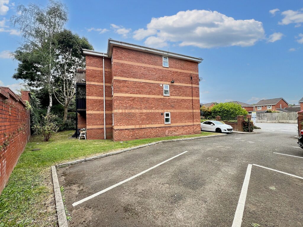 Montonfields Road, Eccles, M30