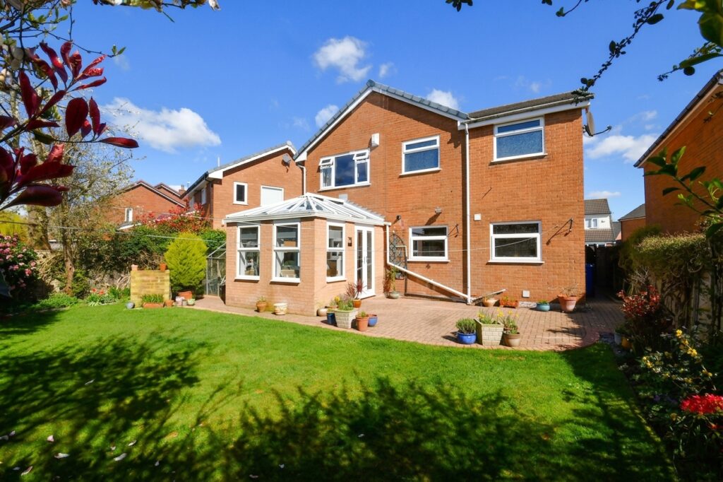 Riding Close, Tyldesley, M29