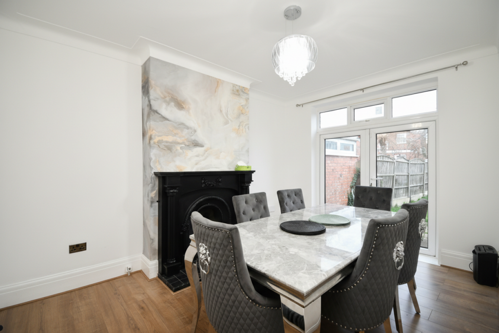 Newlands Avenue, Eccles, M30