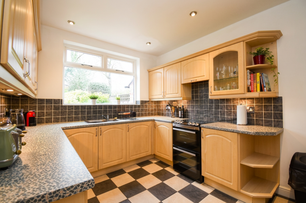 Lynwood Avenue, Eccles, M30