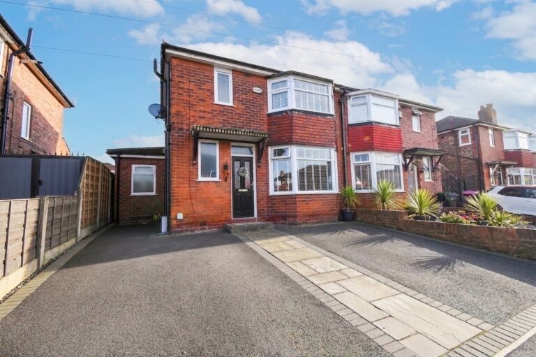 Woodford Avenue, Eccles, M30