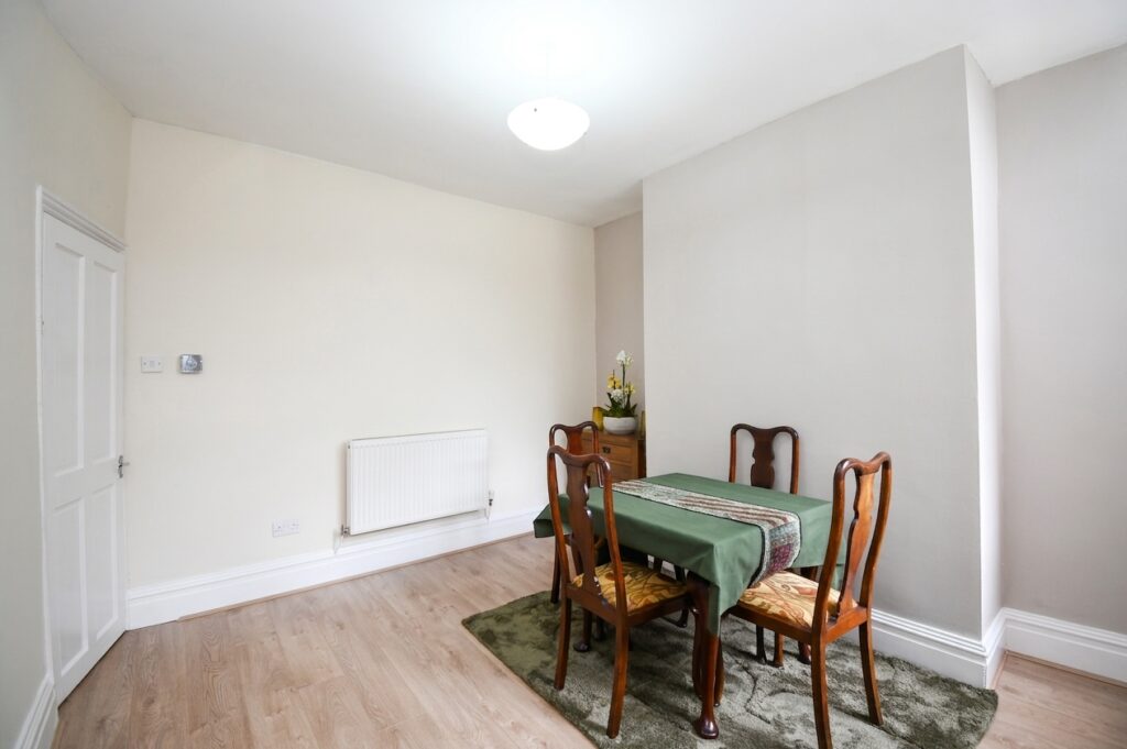 Clifton Avenue, Eccles, M30