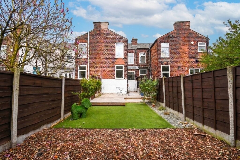 Clifton Avenue, Eccles, M30