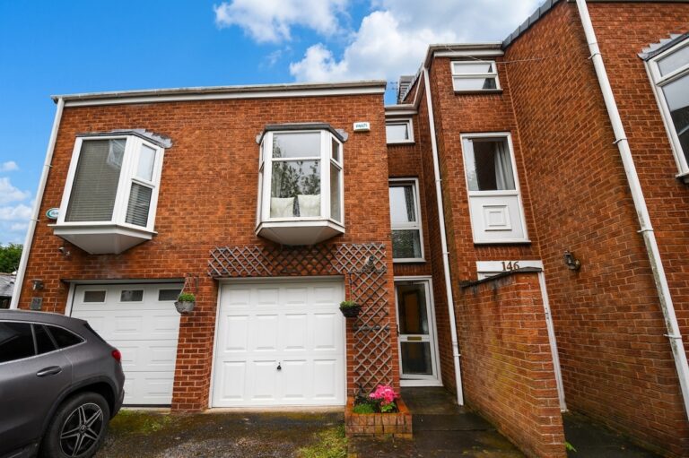 Worsley Road, Eccles, M30